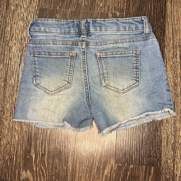 Girls Cat & Jack light denim Jean shorts with a flag design on them size small - Picture 2 of 4